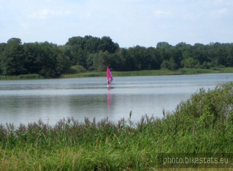 Samotny windsurfer na Jeziorze Jerzyńskim.