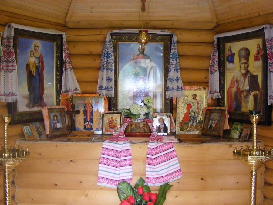 Wnętrze przydrożnej kapliczki