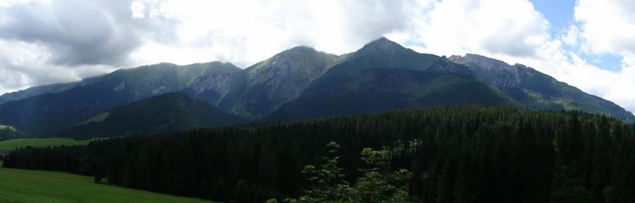 Pkazuje się piękna panorama Tatr Bielskich