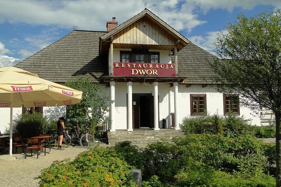 Tu w zabytkowym dworze zatrzymujemy się na obiad