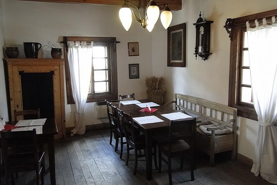 Dwór znajduje się na Szlaku Architektury Drewnianej