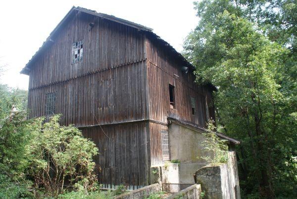 młyn w Złotym Potoku, znajduje się na Szlaku Architektury Drewnianej