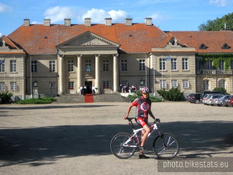 Wojtek na tle pałacu w Czrniejewie.