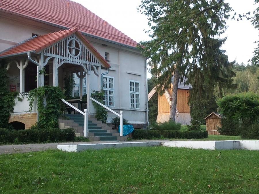 Muzeum młynarstwa w Jaraczu /hotelik w tle wiatrak w skali 1:1/