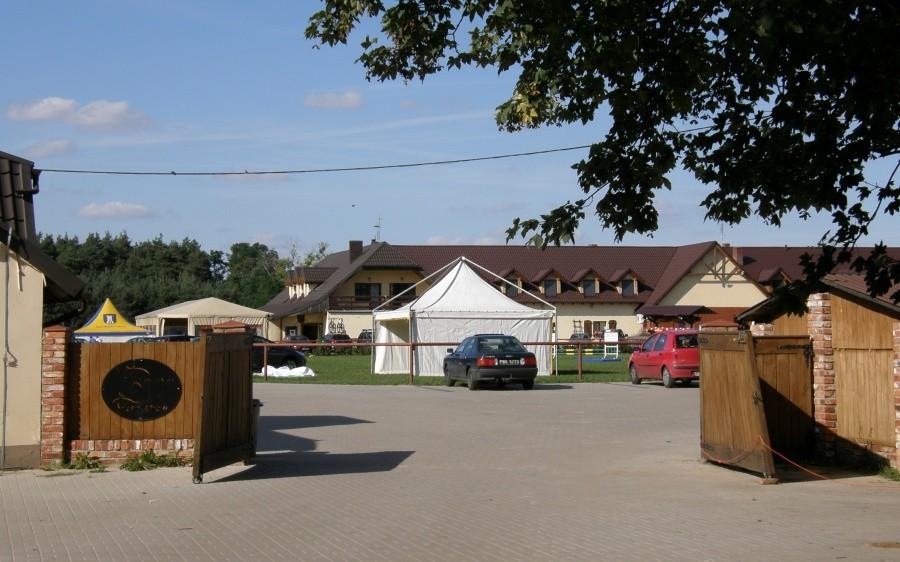 Oto wjazd na Folwark Konny Hermanów