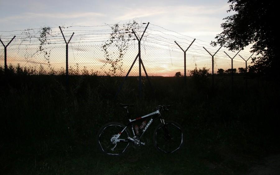 Na koniec zachód słońca nad lotniskiem w Krzesinach