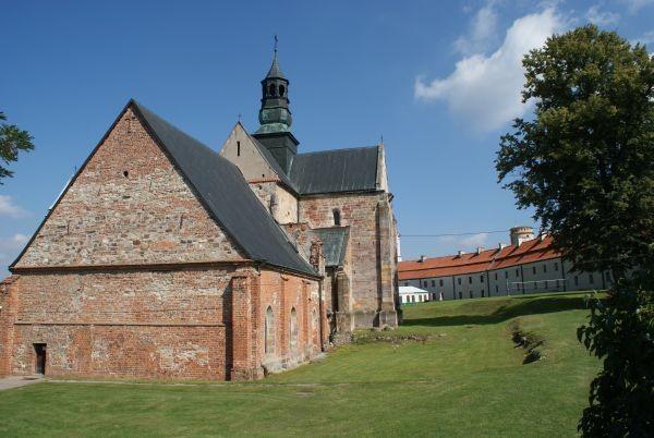 romański kościółek św. Tomasza z tyłu