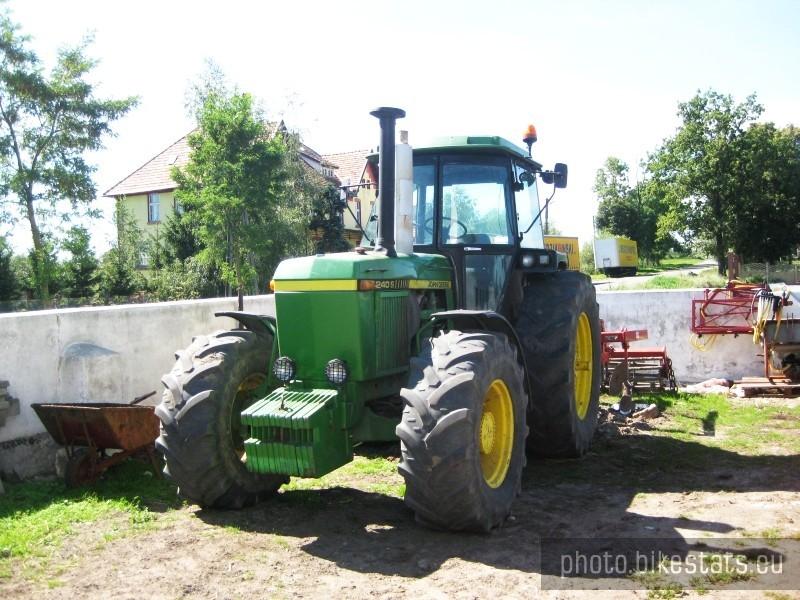 Stary John Deere na gospodarstwie w Lednogórze.