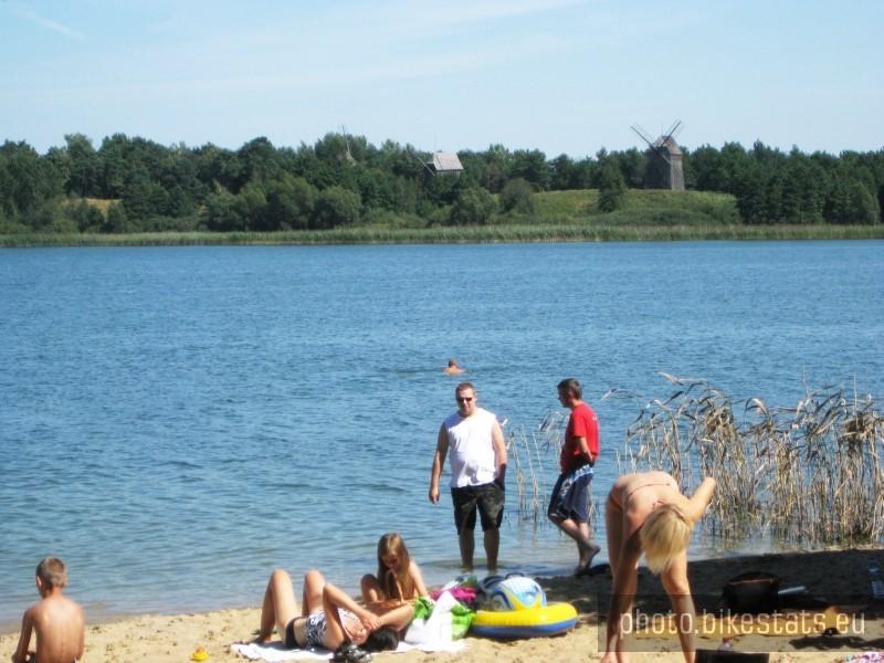 Plaża w Lednogórze i na drugim planie wiatraki w Wielkopolskim Muzeum Etnograficznym.