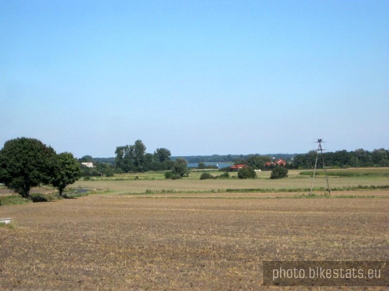 Widok na wieś Rybitwy, a w oddali Jezioro Lednickie.