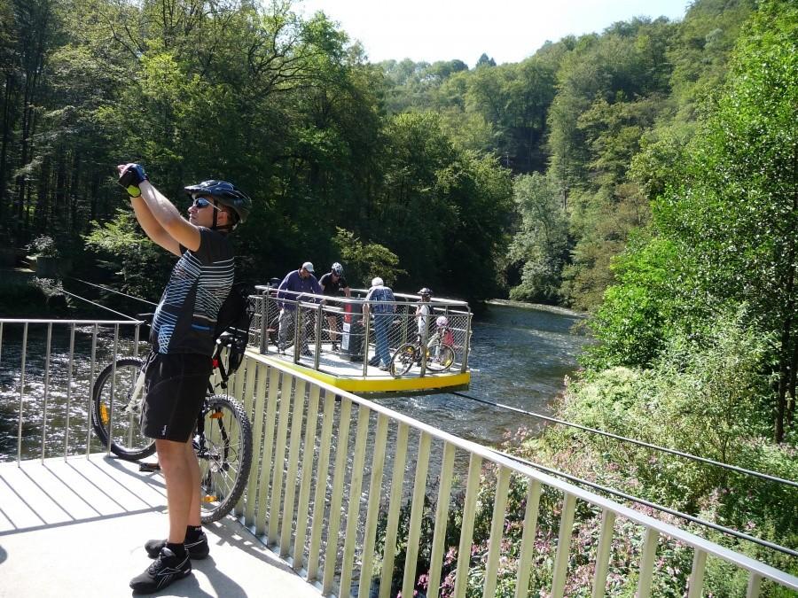Turystycznie pod Müngstener Brücke - prom przez Wupper