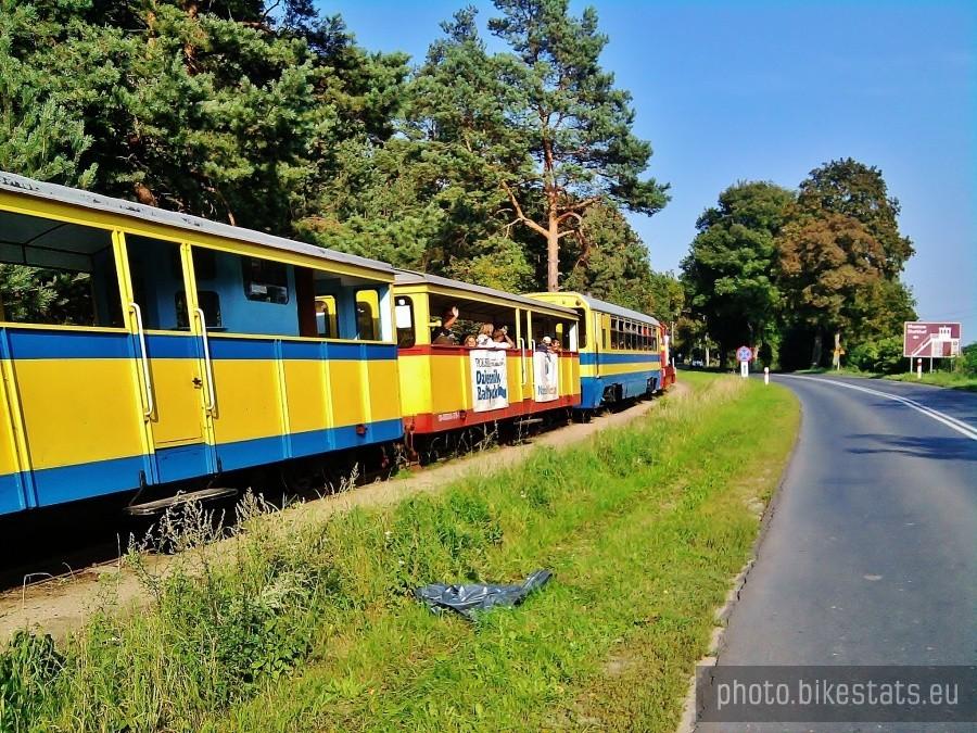 Kolejka wąskotorowa w całej okazałości.