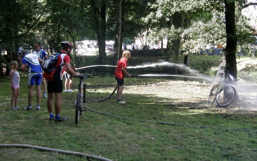Myjnia rowerowa ze strażackiego węża :)
