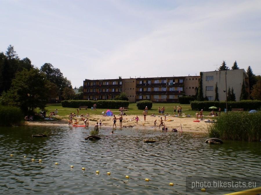 Błażejewko - plaża, w tle ośrodek Perkoz