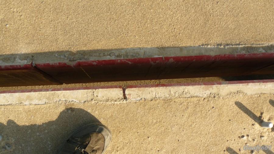 Między pasami ruchu i tak pozostaje 20cm przerwy.