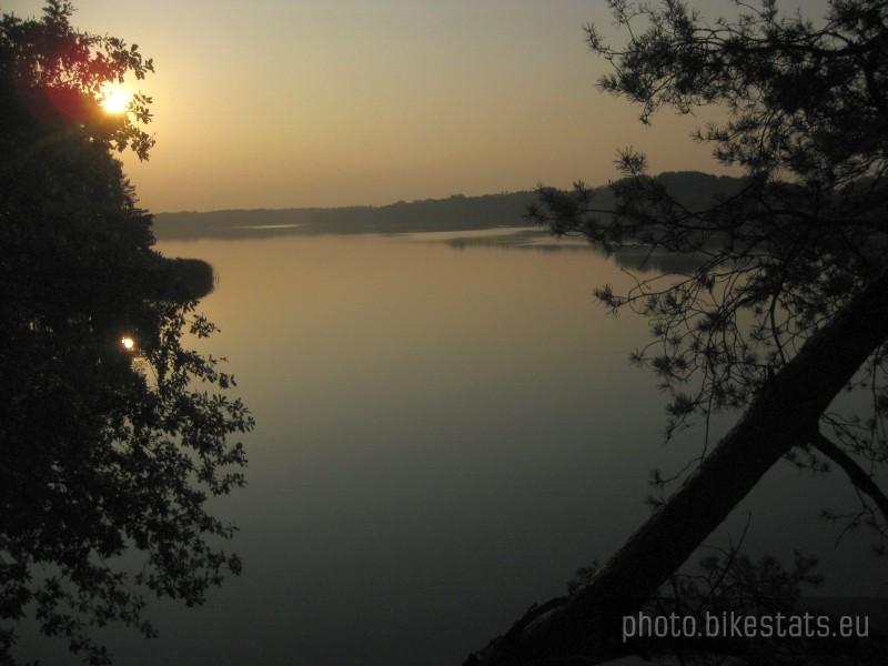 Widok na Jezioro Kowalskie z najwyższej skarpy na całym jeziorze.