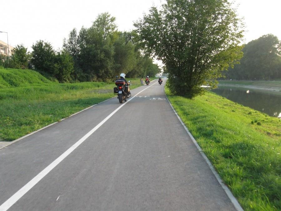 Widok do przodu- Policja na motocyklach Triumph Tiger :)