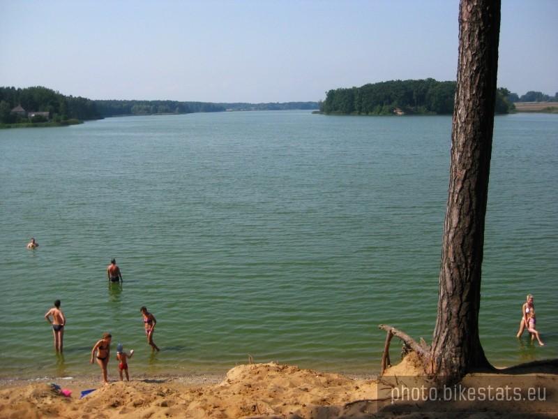 Odważni stoją po kostki, samobójcy głębiej :-)