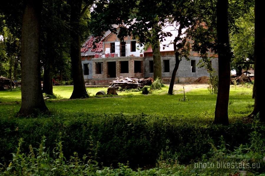 W centrum Trąbek Wielkich znajdował się kiedyś XVIII-wieczny zespół dworsko-parkowy - obecny właściciel buduje nowy dwór na ruinach starego.