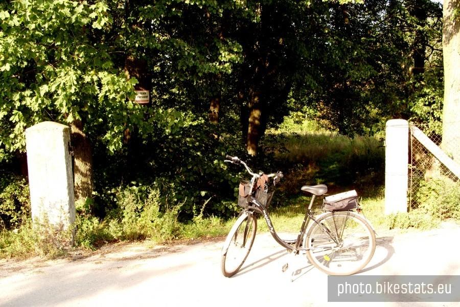 Mirowo- kiedyś stał tuataj również dwór - obecnie pozostała brama wjazdowa i bardzo zarośnięty zaniedbany park.