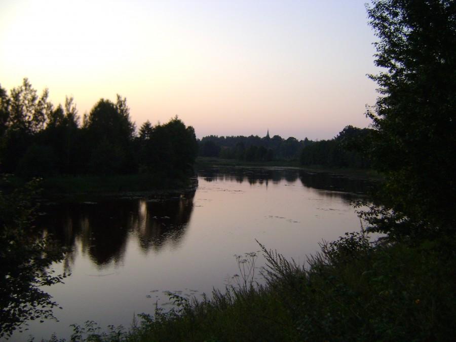 Nad stawem w Niekłaniu
