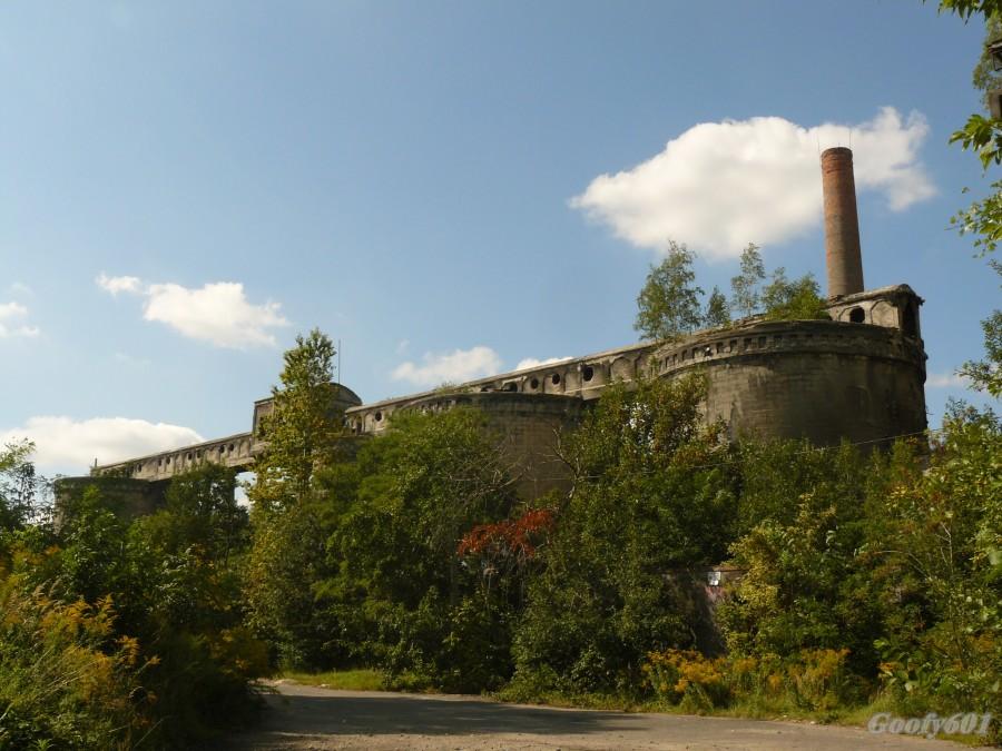Cementownia w dość optymistycznej scenerii.