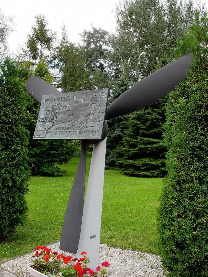 Pomnik lotników przy kościele na Okęciu