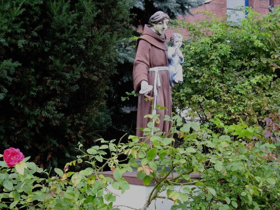 Figura św. Antoniego przy kościele parafii św.Franciszka z Asyżu na Okęciu