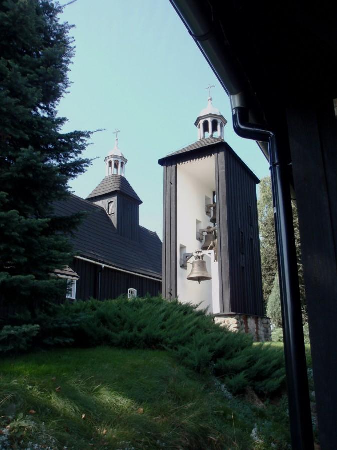 Drewniany kościół i dzwonnica trójdzwonowa w Laskach