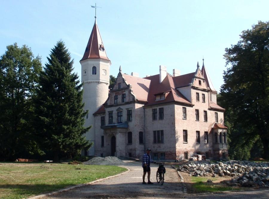 Remontowany pałac w Laskach