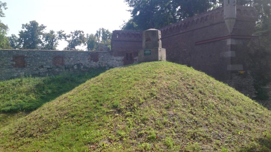 Na szlaku mijaliśmy mury jakiejś starej posiadłości i kurchan żołnierzy AK