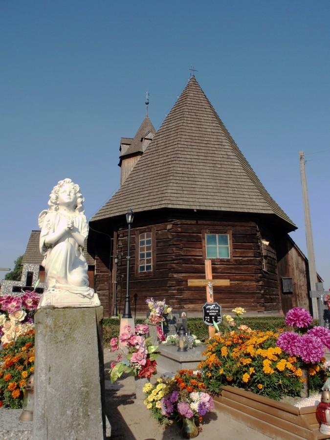 Drewniany kościółek w Krzywiczynach