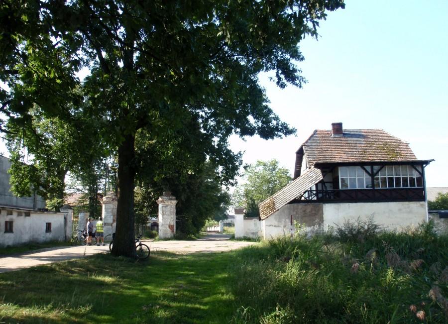 Budynek szachulcowy i pałacowa brama