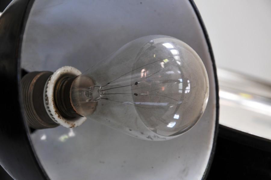 Żarówka z początków XX wieku w elektrowni wodnej Kolincz