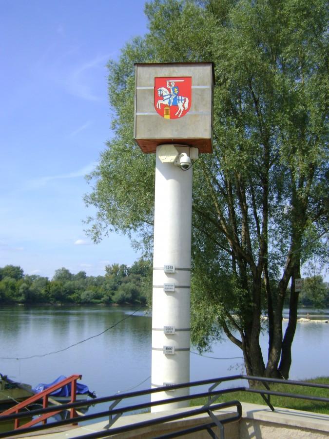 Historyczny wodowskaz na puławskim bulwarze