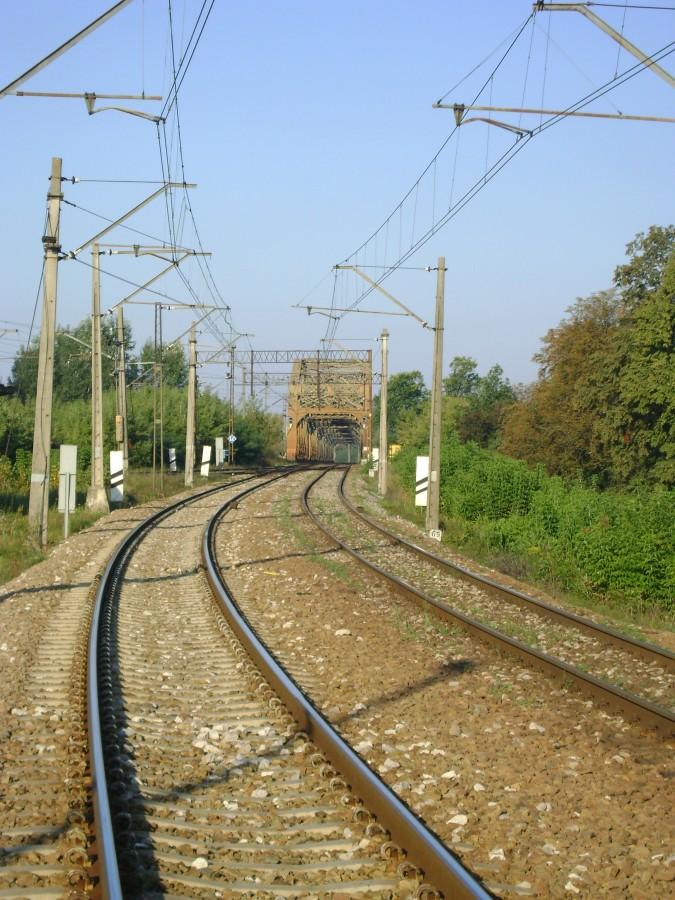 Widok na most kolejowy na Wiśle w Dęblinie-ujęcie z torowiska