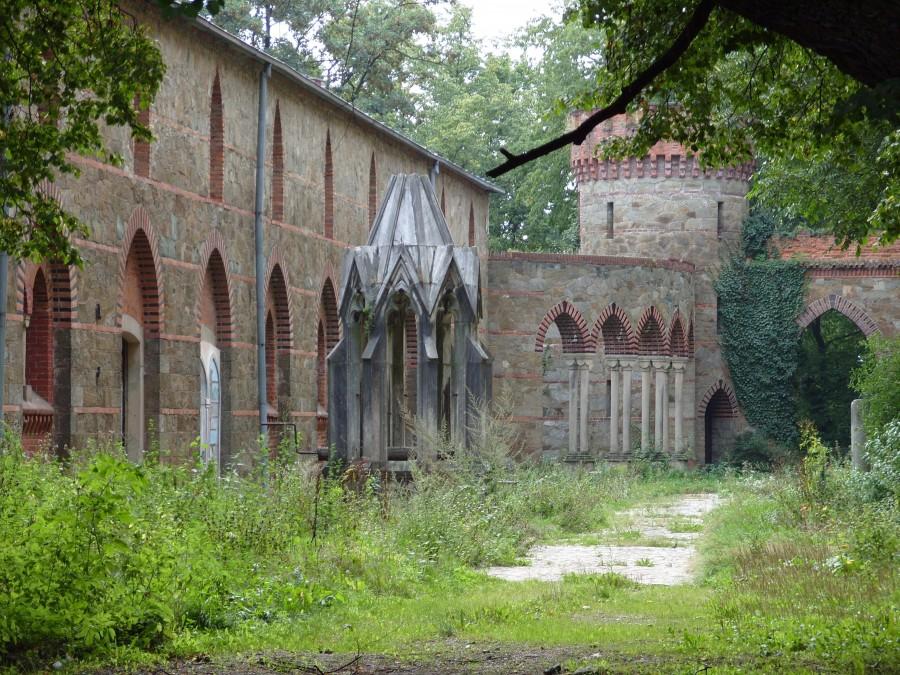 Studnia życzeń na dziedzińcu zamku.