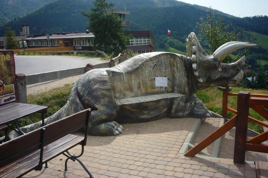 Dinozaur przy dolnej stacji kolejki na Żar