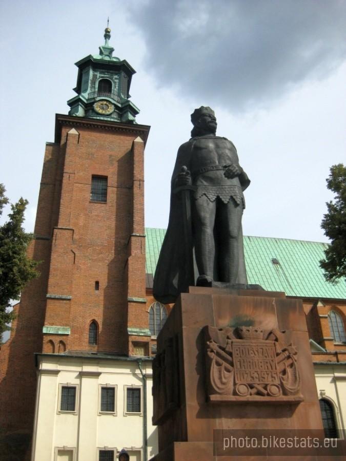 Pomnik Króla Bolesława Chrobrego przed katedrą w Gnieźnie.