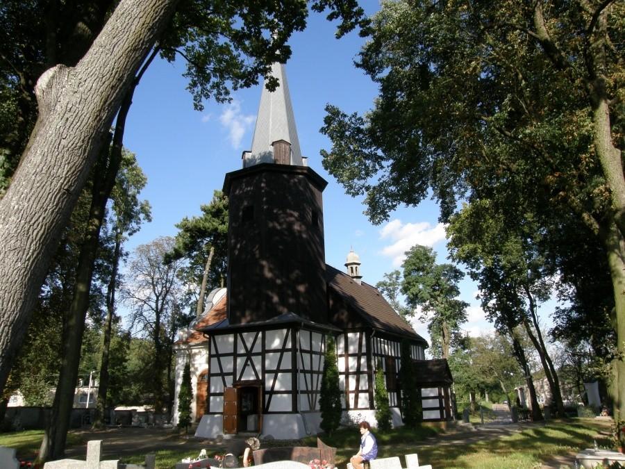 Szachulcowy kościółek w Uzarzewie