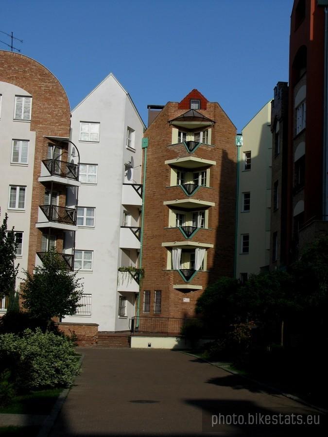 Tak wyglądają kamienice od podwórka.