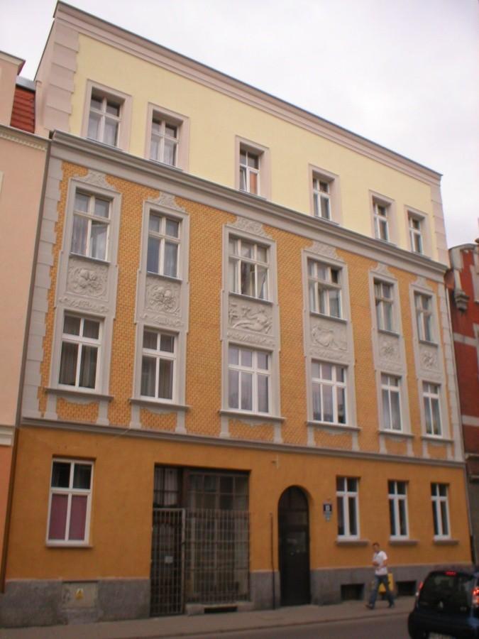 ELBLĄG-ODNOWIONA KAMIENICA NA ULICY MALBORSKIEJ