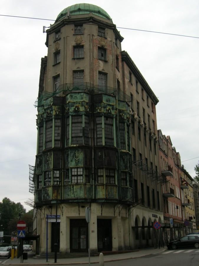 zabytkowy zaniedbany budynek