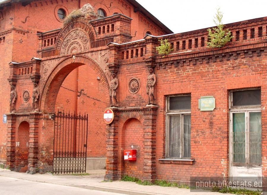 Brama wjazdowa (naśladująca antyczny łuk triumfalny) do pałacu w Starogardzie Gdańskim.