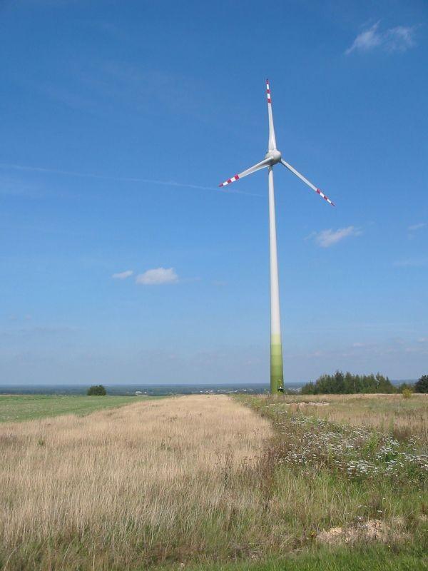 jedna z elektrowni wiatrowej na Wzgórzach Sławieńskich