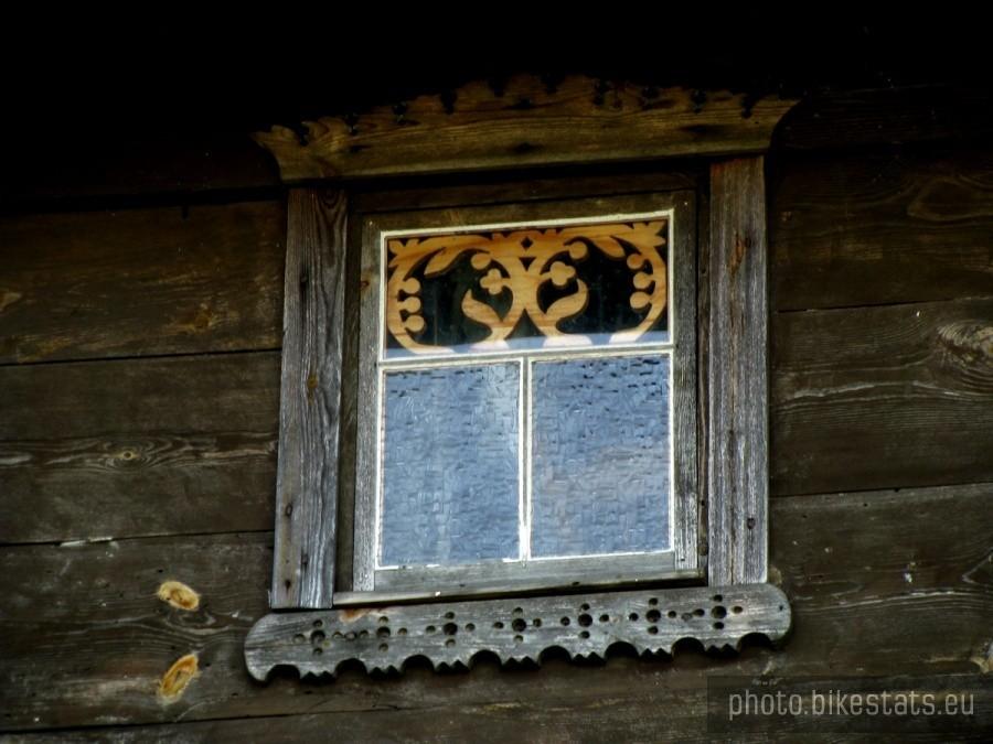 Piękne ornamenty wokół okna.