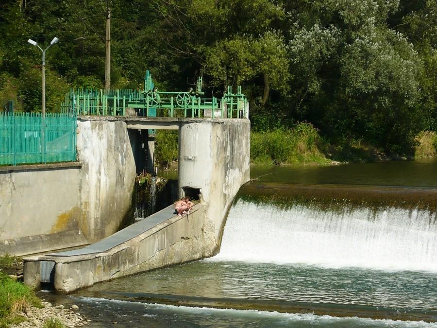 Niewielka zapora przed Żywcem