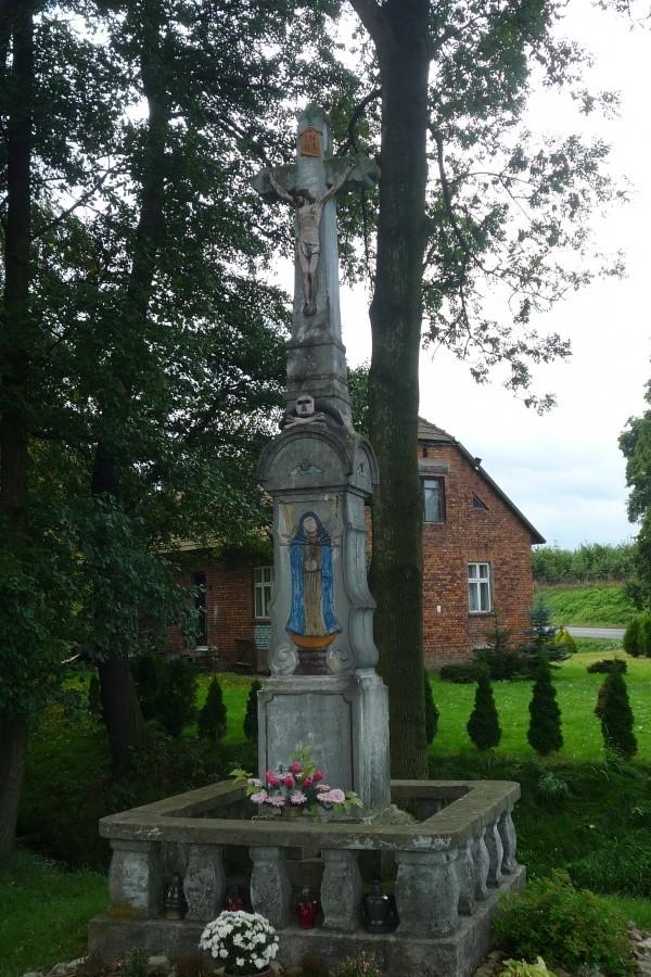 Krzyż z czaszką w Starej Wsi