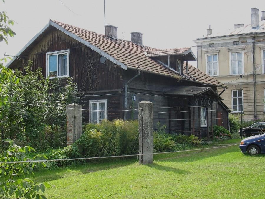 Majątek Chyliczki - drewniany budynek przy Pałacu