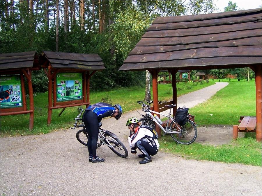 Przerwa w Lasku Arkońskim. Jurek i Piotrek mędrkują nad rowerem. ;)